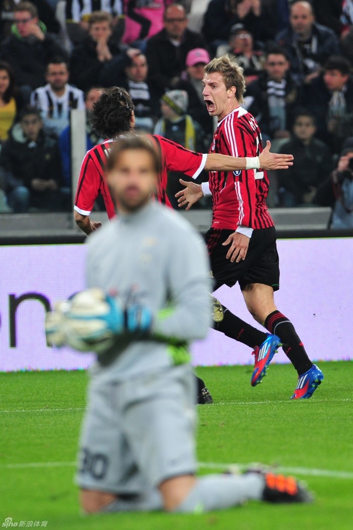 Maxi Lopez là người nâng tỷ số lên thành 2-1 cho AC Milan